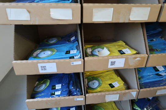 Div. Papkasser med Merchandise bl.a. tøj m.m.