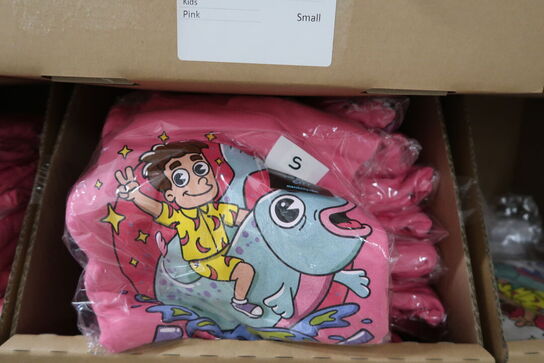 Div. Papkasser med Merchandise bl.a. tøj, huer, penalhuse, tasker m.m.