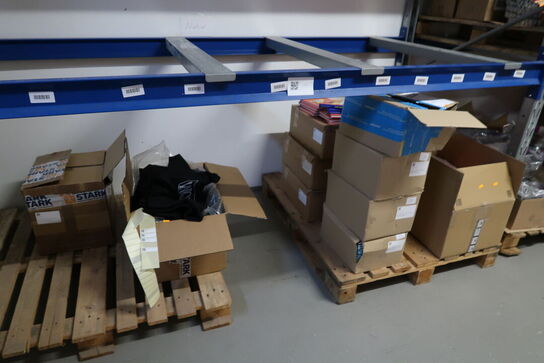 2 stk. paller med div. Merchandise bl.a. tøj, LP'er, bøger m.m.