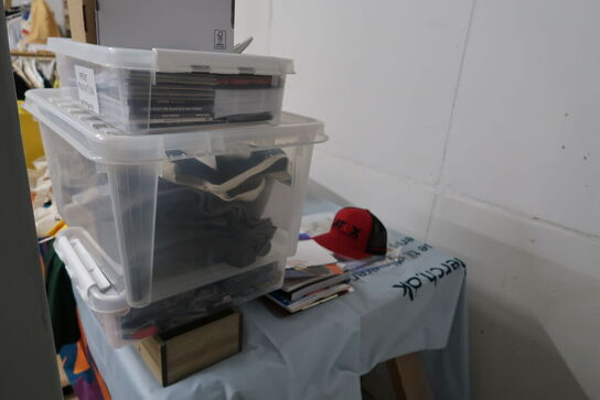 Stole, borde, tøjstativer med div. Tøj m.m.