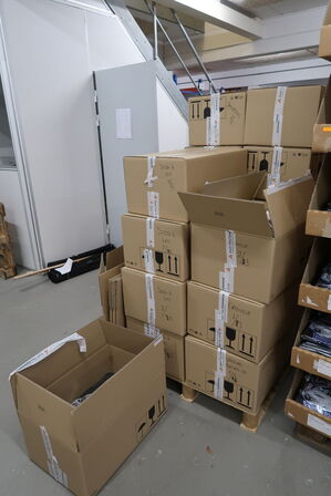 Div. Papkasser med merchandise bl.a. tøj m.m.