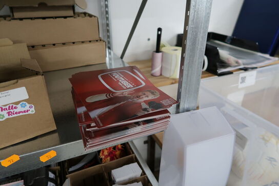 Reol med div. Pakkemateriale