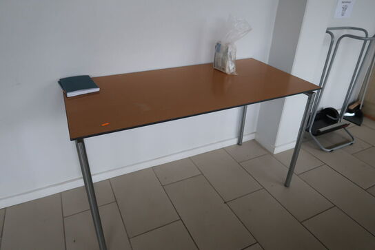 Spisebord med 9 stk. stole, samt bord og 2 stk. stabelstole