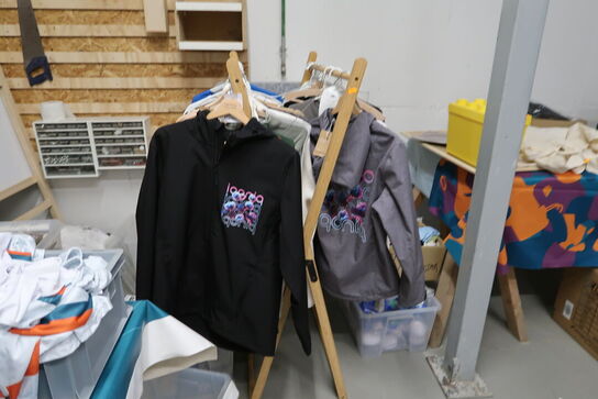 Stole, borde, tøjstativer med div. Tøj m.m.