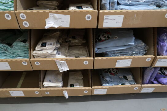 Div. Papkasser med Merchandise bl.a. tøj, huer, penalhuse, tasker m.m.