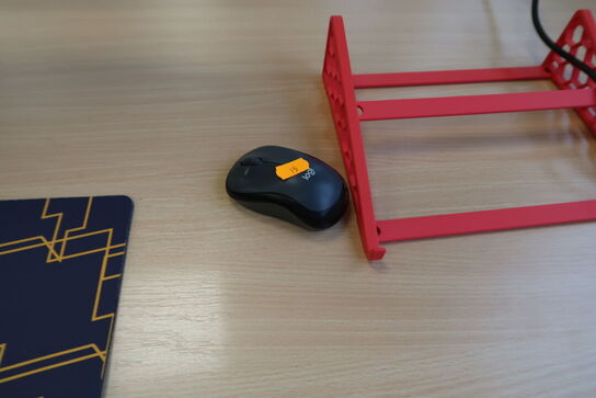 Computerskærm HP P34hc G4 med mus og tastatur