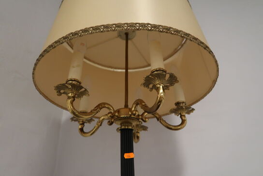 Stumtjener samt bordlampe