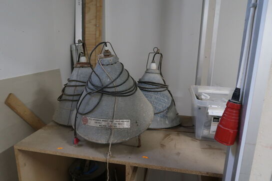 Arbejdsborde/reoler med div. Varelager og værktøj