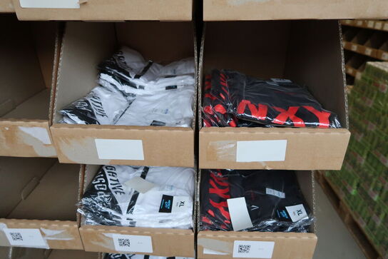 Div. Papkasser med Merchandise bl.a. tøj m.m.