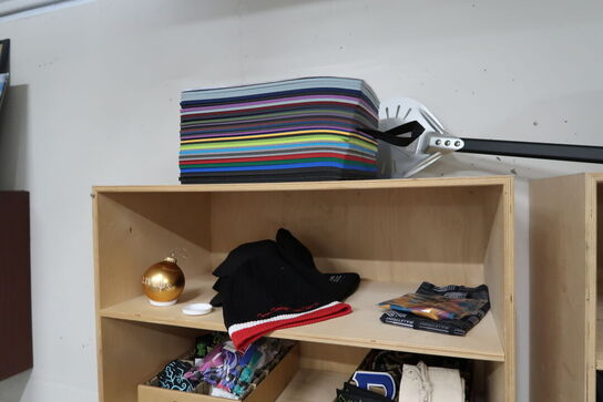 2 stk. vægreoler med indhold