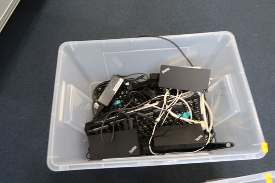 2 stk. kasser med div. Elektronik bl.a. 3 stk. dockstationer LENOVO