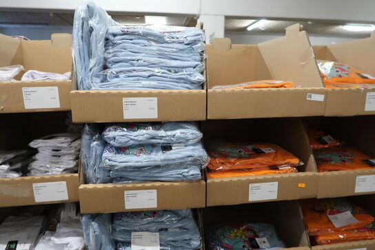 Div. Papkasser med Merchandise bl.a. tøj, huer, penalhuse, tasker m.m.