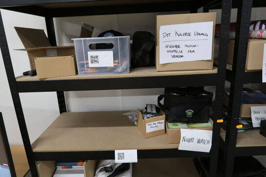 2 stk. lagerreoler med div. Merchandise