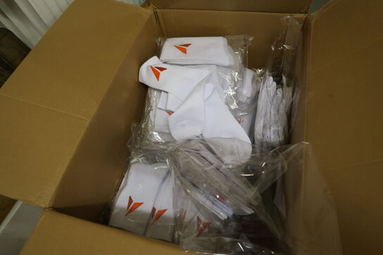 Paller med div. Merchandise bl.a. fodbolde, strømper m.m.