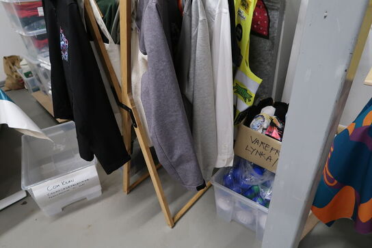 Stole, borde, tøjstativer med div. Tøj m.m.