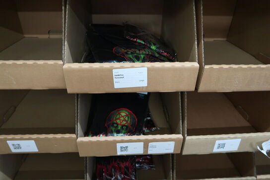 Div. Papkasser med Merchandise bl.a. tøj, kasketter, solbriller m.m.