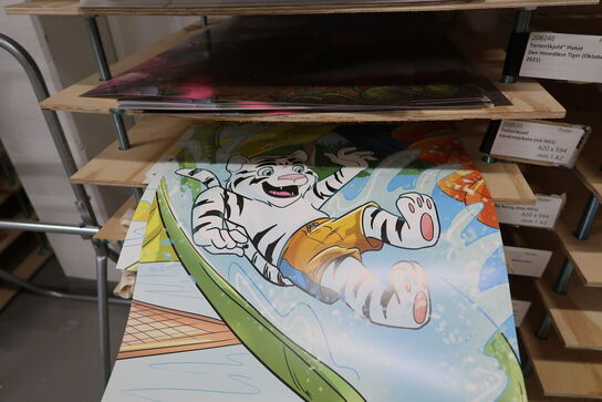 4 stk. stativer/reoler/borde med div. Plakater