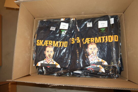 Div. Papkasser med merchandise bl.a. kasketter, tøj m.m.