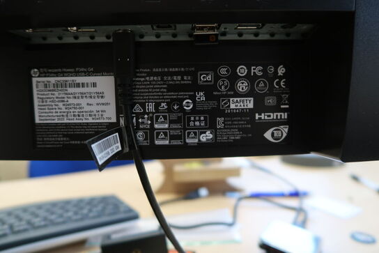 Computerskærm HP P34hc G4 med tastatur og mus