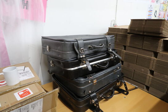 2 stk. hæve/sænke skriveborde med indhold