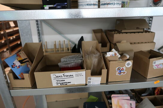 Reol med div. Pakkemateriale