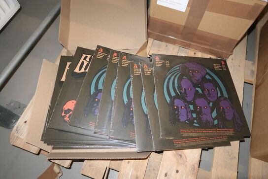 2 stk. paller med div. Merchandise bl.a. tøj, LP'er, bøger m.m.