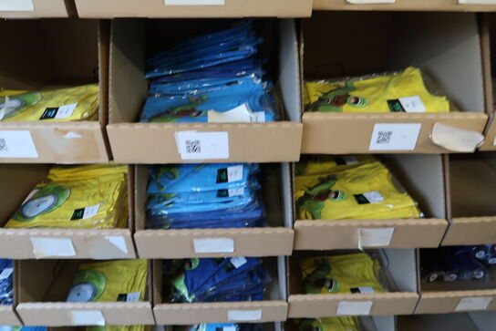 Div. Papkasser med Merchandise bl.a. tøj m.m.