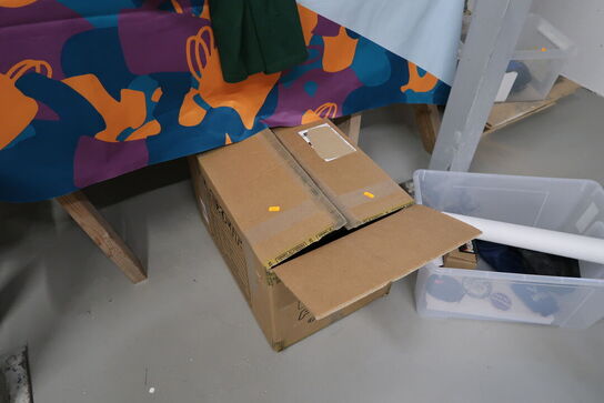 Stole, borde, tøjstativer med div. Tøj m.m.