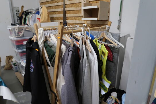 Stole, borde, tøjstativer med div. Tøj m.m.