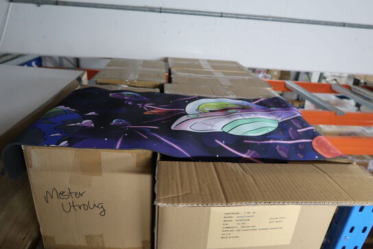 Paller med musemåtter, loftplader samt div. plastikkasser