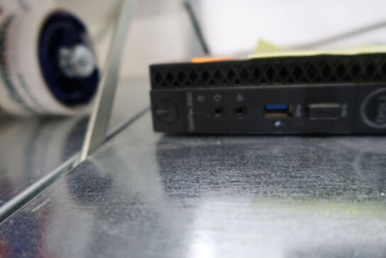 Computerskærm SAMSUNG, computer DELL OptiPlex 3060, printer BROTHER m.m.