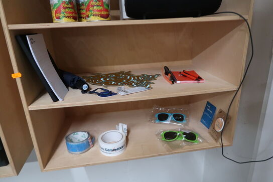 2 stk. vægreoler med indhold