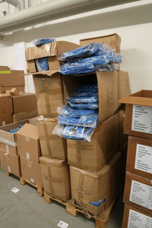 Palle med div. Merchandise bl.a. tasker, penalhuse m.m.