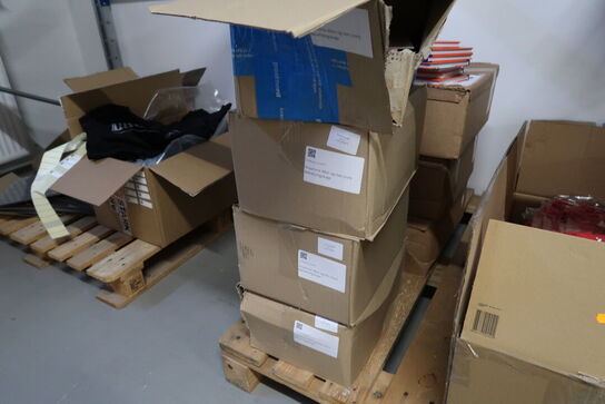 2 stk. paller med div. Merchandise bl.a. tøj, LP'er, bøger m.m.