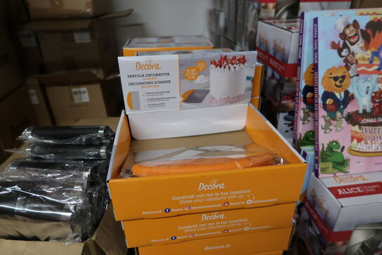 7 stk. paller med div. Merchandise, bl.a. kageforme, bøger, bræddepander m.m.