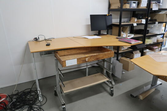 2 stk. hæve/sænke skriveborde samt vogn