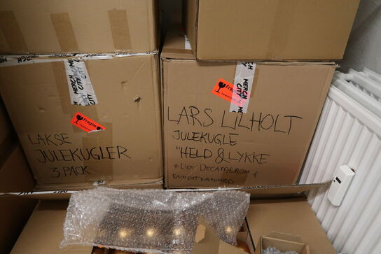 Palle med div. Merchandise bl.a. tøj, julekugler m.m.