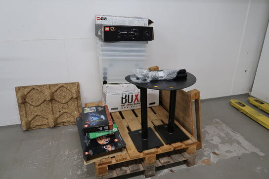 Opbevaringsbur samt 2 stk. reoler med div. Pakkematerialer og palle med indhold