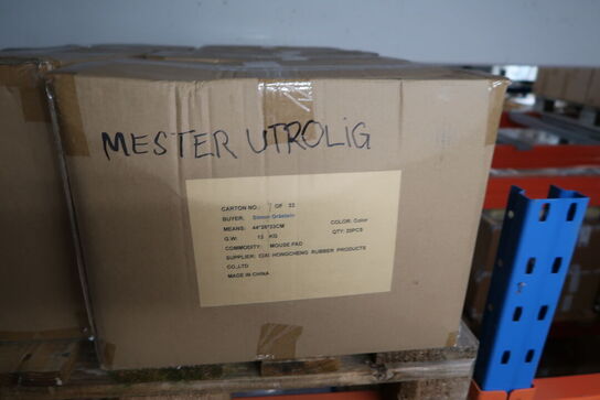 Paller med musemåtter, loftplader samt div. plastikkasser