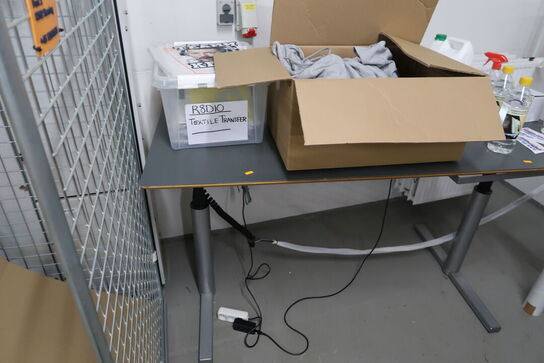 2 stk. hæve/sænke skriveborde med indhold