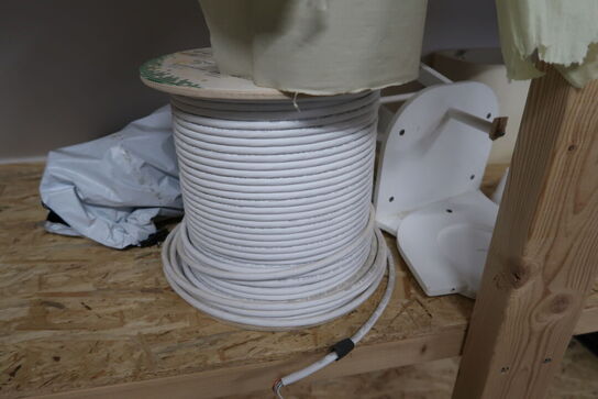 Reol med div. Værktøj og varelager