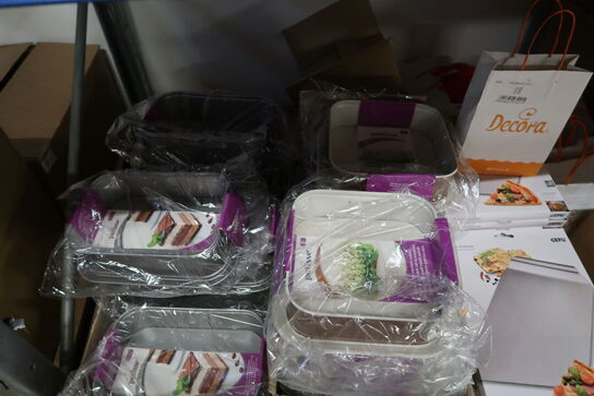 7 stk. paller med div. Merchandise, bl.a. kageforme, bøger, bræddepander m.m.