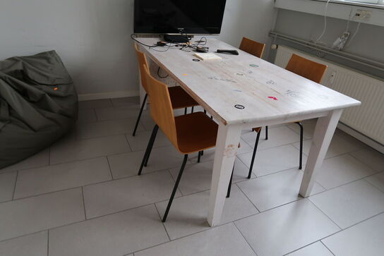 Bord med 4 stk. stole samt sækkestol og whiteboard