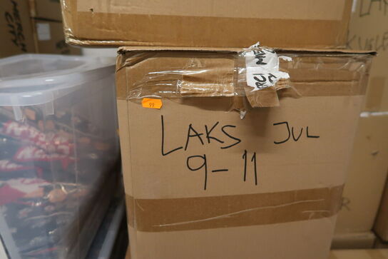 Palle med div. Merchandise bl.a. tøj, julekugler m.m.