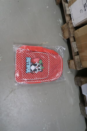 5 stk. paller med div. Merchandise bl.a. tøj, tasker m.m.