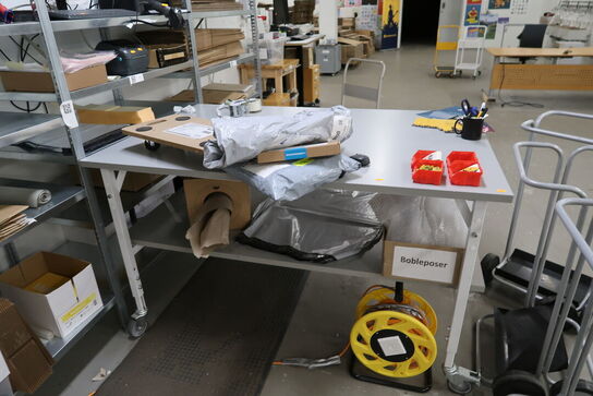 3 stk. skraldespandsstativer samt pakkebord med indhold