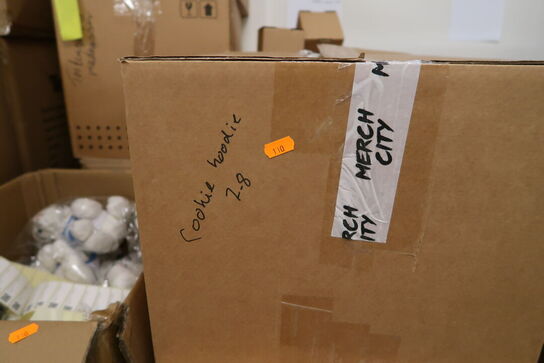 Palle med div. Merchandise bl.a. bamser, tøj, madkasser m.m.