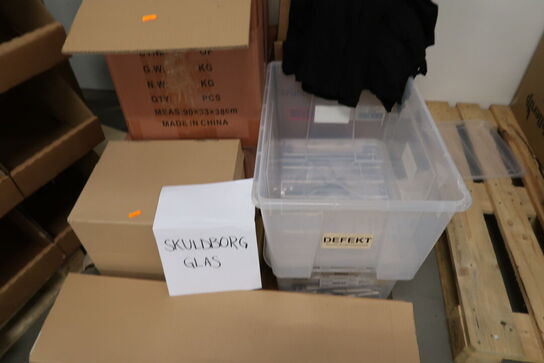 Paller med div. Merchandise, plastikkasser m.m.