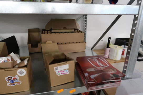 Reol med div. Pakkemateriale