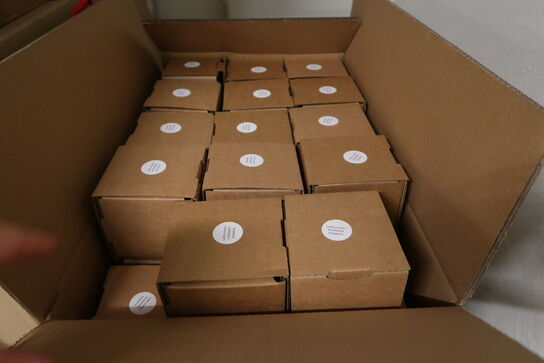 Palle med div. Merchandise bl.a. tøj, julekugler m.m.